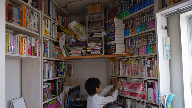 本棚にはその人の個性が表れるんじゃないか。8人の本棚をのぞかせてもらいました。途中でライター西村さんが談志の真似してるのにも一切触れずに本棚の話ばかりします。(安藤)