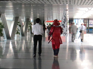 終わって帰る途中、赤い甲冑を着ている企業ブースの方がいた。そうか、今日は見本市に来てたんだった