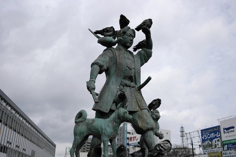 岡山駅、桃太郎像