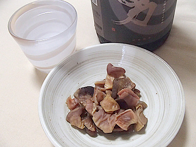 せんじがらは日本酒でもいけます。酸味のたつ、旨味が強く感じられるタイプなどがオススメ。