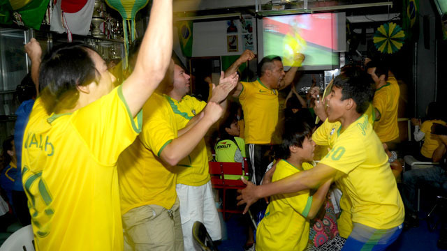 ブラジル開催のサッカーW杯。本場のパブリックビューイングの様子を観に群馬県のブラジルへ。本気っぷりが写真から伝わる、お手本のような観戦です。ちなみに今日の試合ではないです。(藤原)