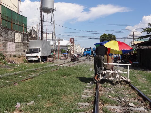 フィリピンに電車の線路を利用した非公認列車が走っていました。非公認だから公認列車が近づいてくると持ち上げてよけます。リアルインディージョーンズ。地面が近くてスピード感ありそう。(安藤)