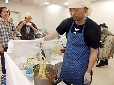 おかげさまでたくさんの注文をいただき、延々とラーメンを作り続ける。テンパりすぎて、スープと間違えて麺を茹でるお湯に醤油を入れてしまった。