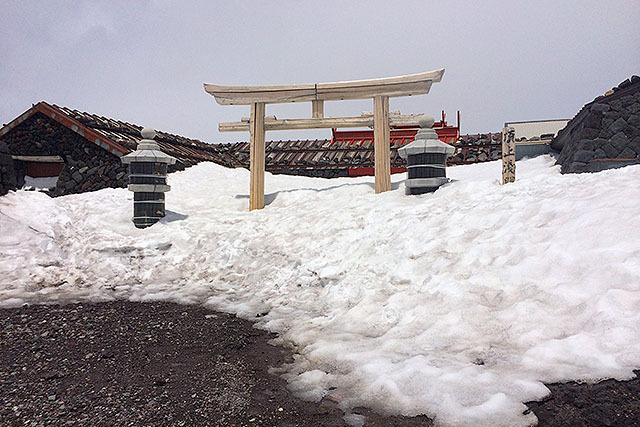 まだ鳥居が雪に埋まっていた。初めて雪がある富士山に登った。