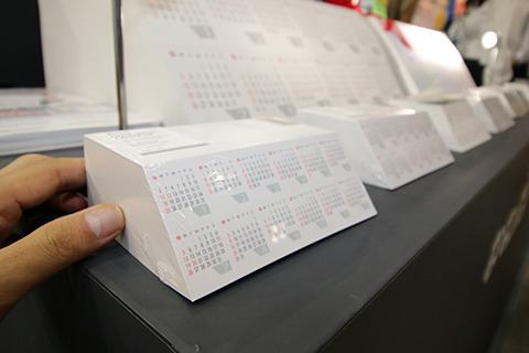 メモパッドをナナメにカットしてカレンダーを印刷。