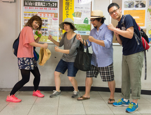 ドリタさん（左）とこの写真のカメラ担当である滝川さんが渋谷チーム。残る（左2番目から）古賀、カラスヤさん、駒林さんが新宿チーム