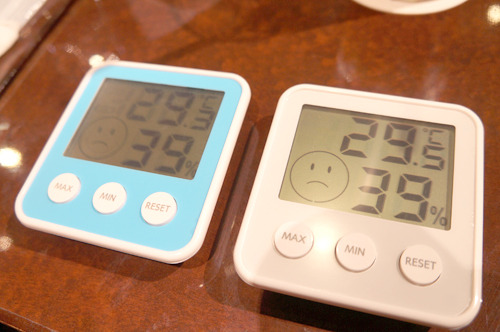 反省会の喫茶店で温度計を再度確認。渋谷チームが持っていた左の青い温度計の方が0.2℃低く出ている