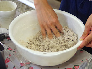 小麦粉に対して２割程度のハトムギ粉を加え、それをハトムギ茶のエスプレッソで練り上げる。