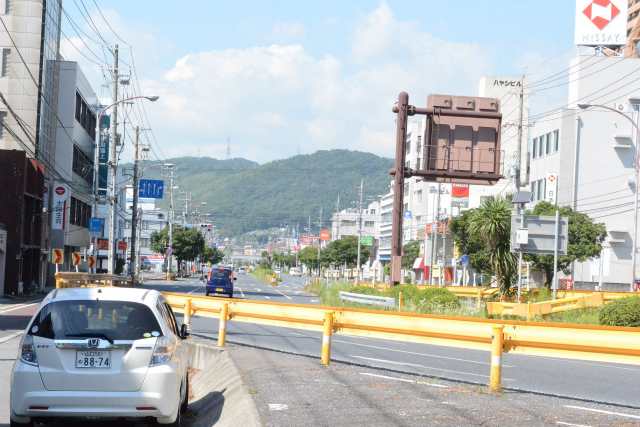 黄色いガードレールは山口県の県道のしるし