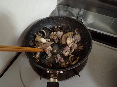 まずはスッポンの内臓と肉の細切れをたっぷりのニンニクで炒める。