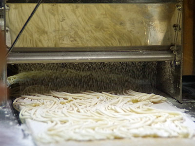 そして麺を白く染める粉ー雪ーみたいな打ち粉（特殊な澱粉）を振る。この機械、ほしい！
