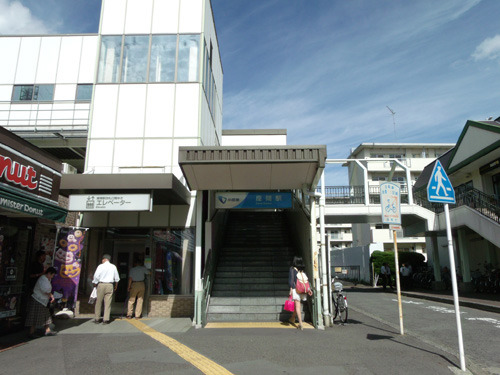 小田急小田原線「座間駅」。横浜駅から約1時間