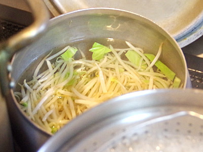 野菜を別の鍋で茹でておくので、ガスコンロが３口あってよかった。