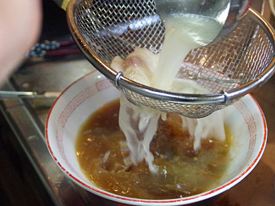 ザルで濾しながらスープを丼へと注ぐ。