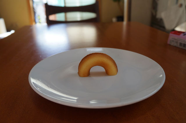 こちら、ドーナツのように形状に身に覚えがあると半分沈んでいるように見えやすい。すでにお皿に反射して逆さ富士っぽくなってる