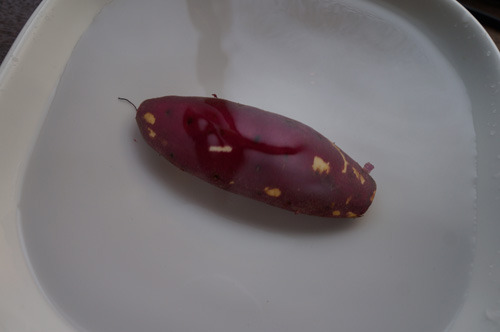 水につける時間をかけるならもはや長時間かかるオーブン焼きでいいのではとも思うが、そういうことではないのが焼き芋のロマンなのだ