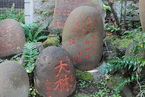 大正時代の力石スター、神田川徳蔵の力石も残っている