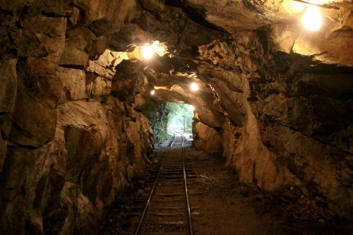 剥き出しの岩盤ゴツゴツ、ワイルドなトンネルを抜ける