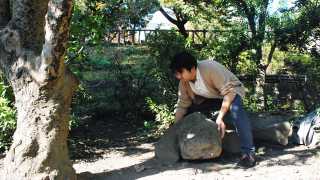 江戸時代にはでかい石をただ持ち上げるだけの遊びが流行ったのだとか。ウソみたいですがよく探すと神社や公園に重さの彫られた石がいくつも。それにしても250キロとか昔の人すごい。(安藤)