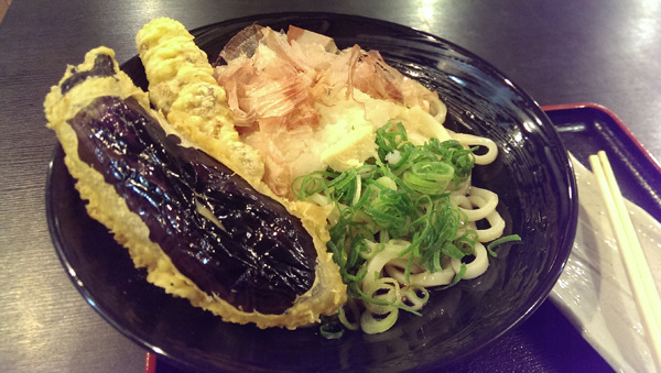 夜に来た際に食べたぶっかけうどんと天ぷら。天ぷらの揚げ具合が流石の日本料理のそれ。