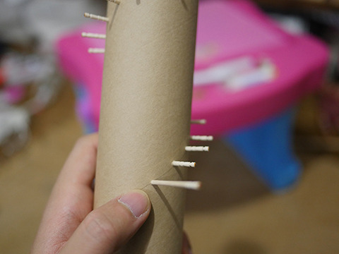 作り方。紙管という名前で売られている紙のパイプにつまようじをさしていく。つなぎ目にそって細かくさす。下穴もいるので面倒は面倒。