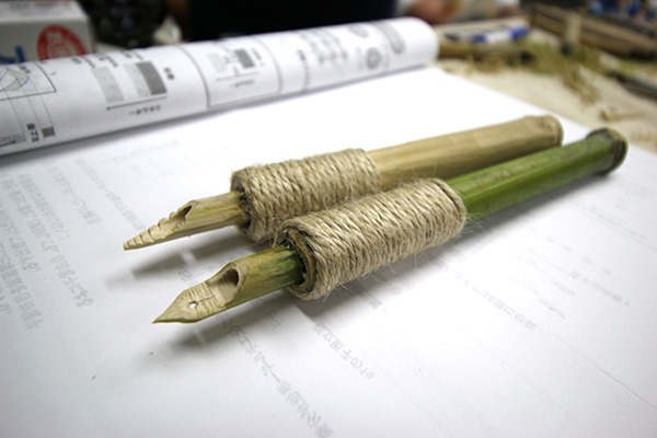 かっこいい竹のつけペン。インクを溜めるように溝を切ったりと工夫してる。