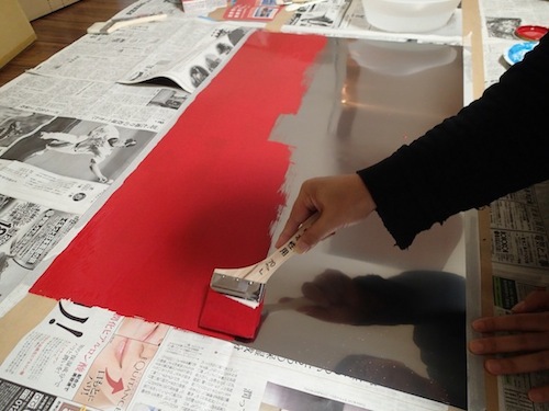 プライマーで下地処理したステンレスに赤ペンキを塗る。これが死ぬ程楽しい。