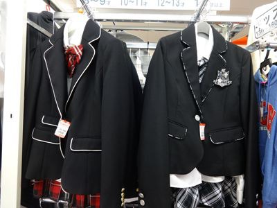卒業式、入学式用の服。3990円。
