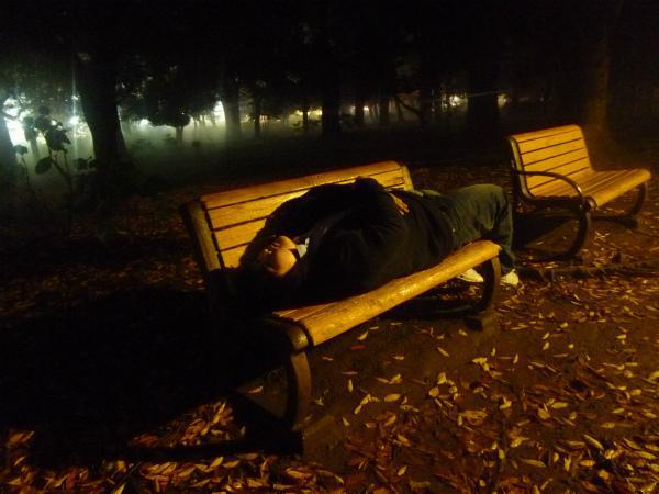 寝やすい公園のベンチを探す デイリーポータルz