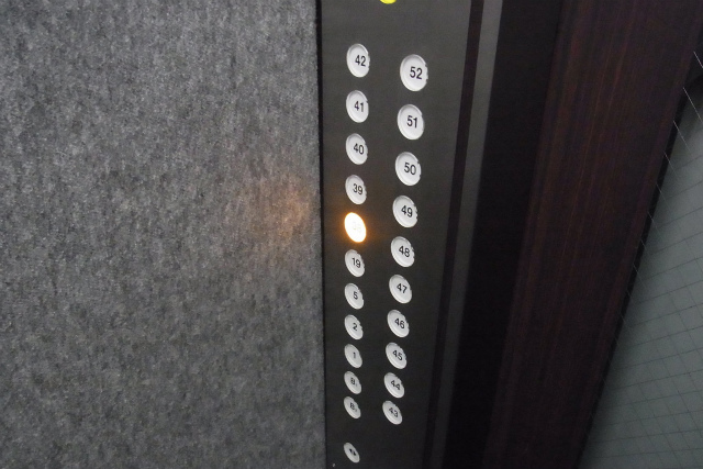 高層階行き用のエレベーター