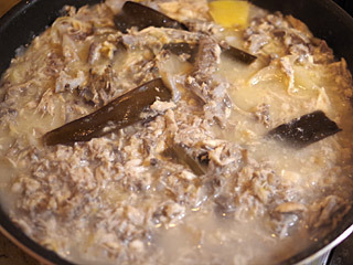 甘い香りに対抗すべく鶏白湯スープを用意して、牛乳と同量加えてラーメンに近づける。