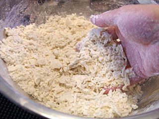 クリームをお湯で溶かして、小麦粉と合わせてクリーム麺にしてみよう。見た目は普通なのに匂いが飛び切り甘いぞ。