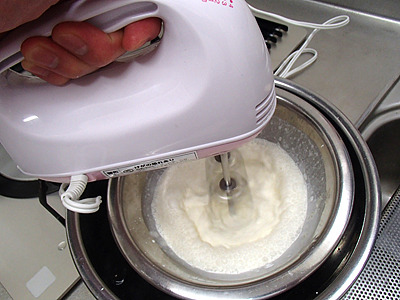 ワサビ生クリームを冷やしながらよく泡立てる。あまり混ぜるとバターになります。