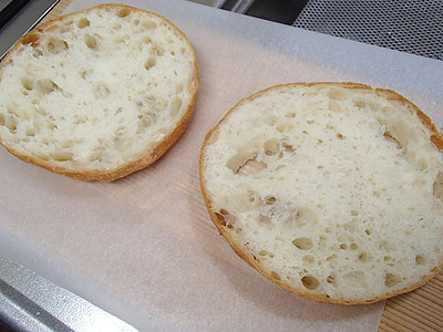 丸い大きなパンがなければ食パンをくり抜いてもOKです。後で書きますが普通のバケットサイズがおススメ。