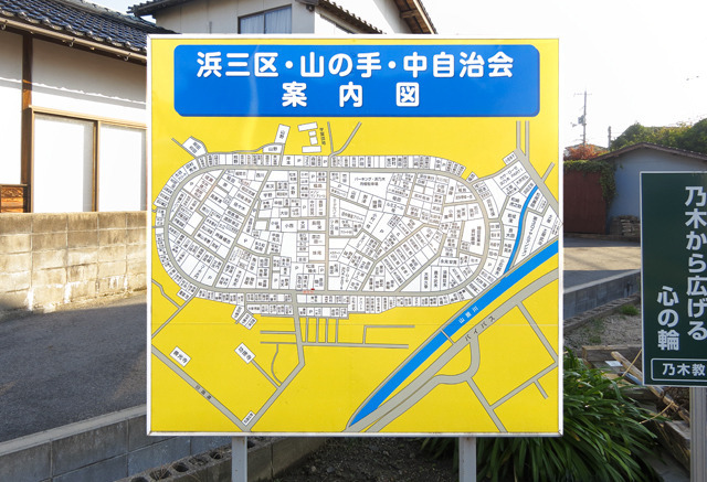 競馬場の跡が道路として残っているところがあります。中でも完璧とも思える松江の浜乃木競馬場跡地に行きました。さらに競馬場と市街地の歴史と変遷の詳しい話が面白い。ほんとに面白いんです。(藤原)