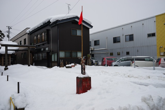 消火栓は雪に埋もれても位置がわかるように旗が付けられている。