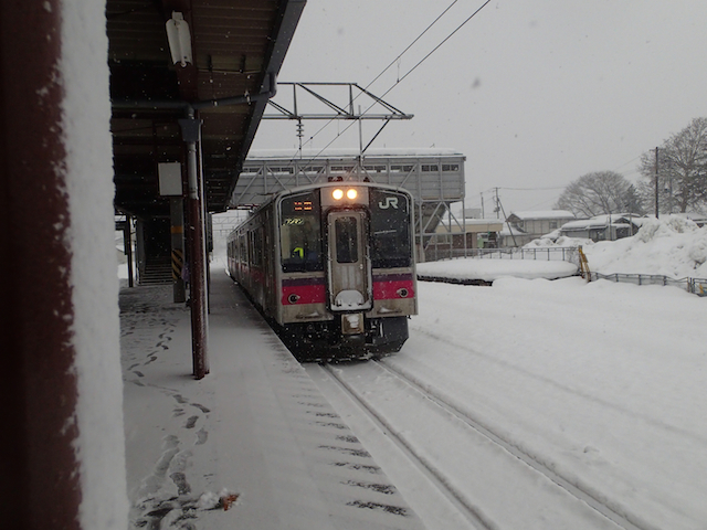 雪中を走る電車のかっこよさよ。