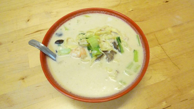 細麺は急いで食べないとスープを吸って食感が変わってしまうので、ゆっくり味わいたい場合は太麺がおすすめ。