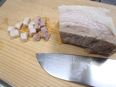 豚ばら肉を茹でた煮汁はいいダシが出ているのでスープに使えます。