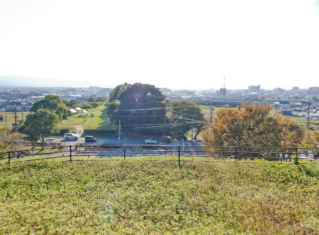 県道の脇、東門があった横の水城の上は公園になっていて、そこから見下ろすことができる。