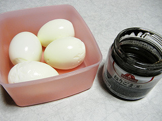 ゆで卵（いびつ……）とねりごまを用意