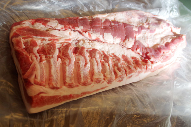 国産豚バラ肉1キロ1580円を4.8キロ購入。税別7584円也。