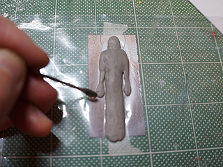 ラリックの女性像のガラスレリーフを参考に、オーブン粘土で造型。