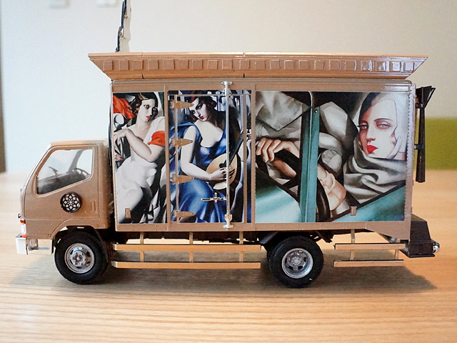 左面の絵はアール・デコの女性画家、タマラ・ド・レンピッカ。こんなトラックは他にあるまい。