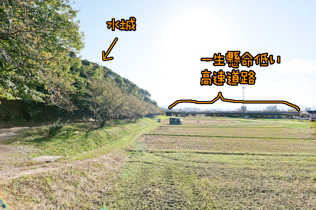福岡にある1300年前に作られた軍事防壁「水城」、ここに道路や鉄道を交差させるとどうなるかを見に行きました。景観に配慮して高速道路が低い！というところに、いじらしさを感じます。(藤原)