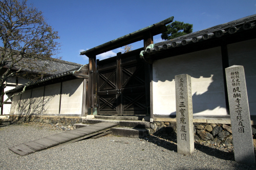 豊臣秀吉が築いた「醍醐寺三宝院庭園」は撮影禁止なので外壁のみ