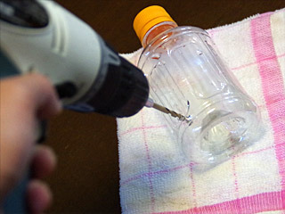 ペットボトルのキャップ部分と、なるべく下の適当なところに穴を開ける。