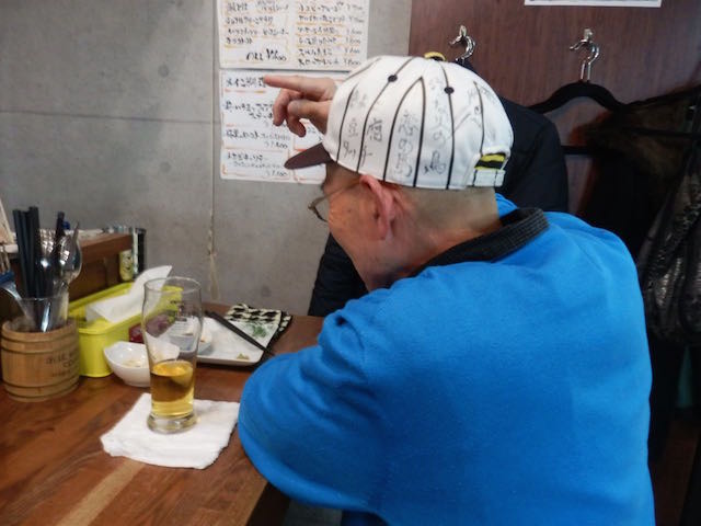 選手のサイン付き帽子をかぶる阪神ファン