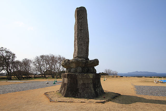 一方、東郷平八郎がそのむかし本丸跡地に建てた石碑には遠慮が微塵もなく、時代性を感じた。