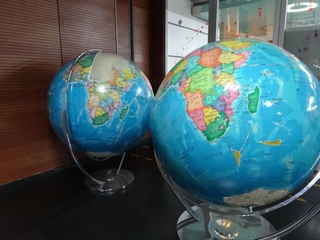 中国の図書館で見つけた巨大で年季が入った地球儀。